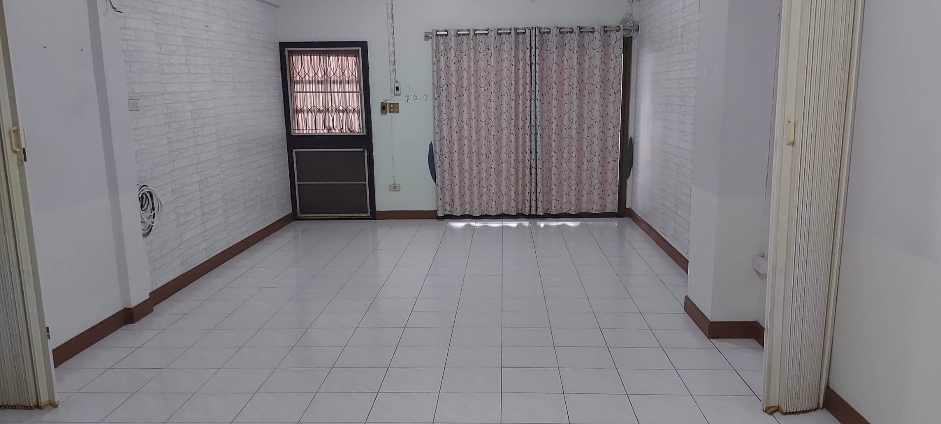 ให้เช่าทาวน์เฮ้าน์รินทร์ทอง-ซอยรามคำแหง-190-2-ชั้น-18-ตรว-พร้อมแอร์-daikin-ผ้าม่านทั้งหลัง