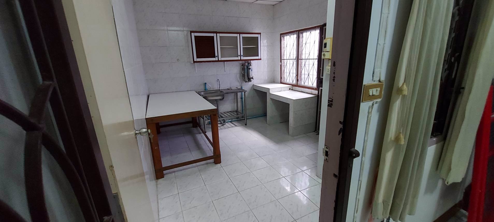 ให้เช่าทาวน์เฮ้าน์รินทร์ทอง-ซอยรามคำแหง-190-2-ชั้น-18-ตรว-พร้อมแอร์-daikin-ผ้าม่านทั้งหลัง