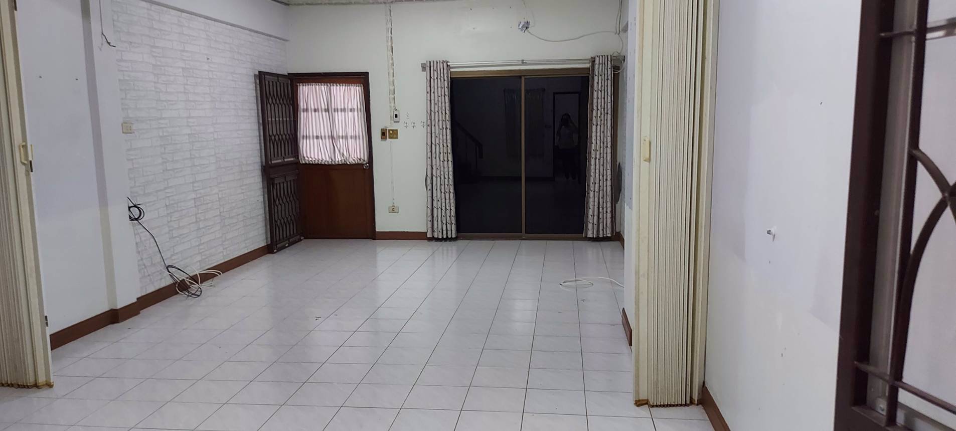 ให้เช่าทาวน์เฮ้าน์รินทร์ทอง-ซอยรามคำแหง-190-2-ชั้น-18-ตรว-พร้อมแอร์-daikin-ผ้าม่านทั้งหลัง