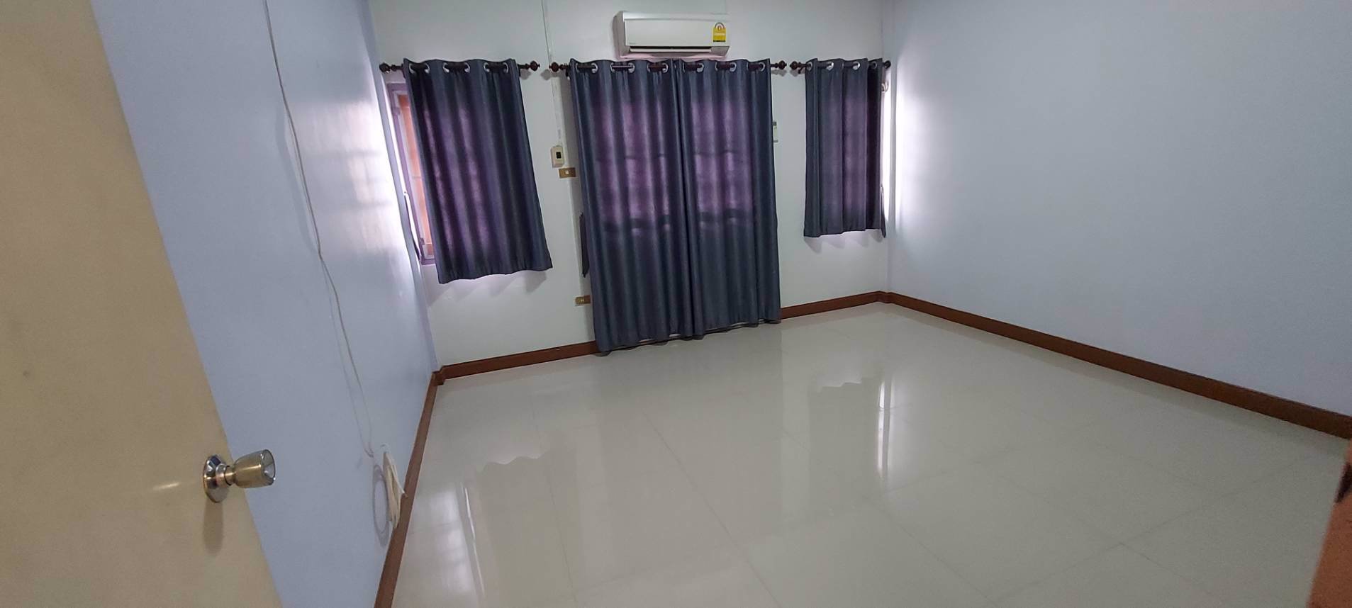 ให้เช่าทาวน์เฮ้าน์รินทร์ทอง-ซอยรามคำแหง-190-2-ชั้น-18-ตรว-พร้อมแอร์-daikin-ผ้าม่านทั้งหลัง