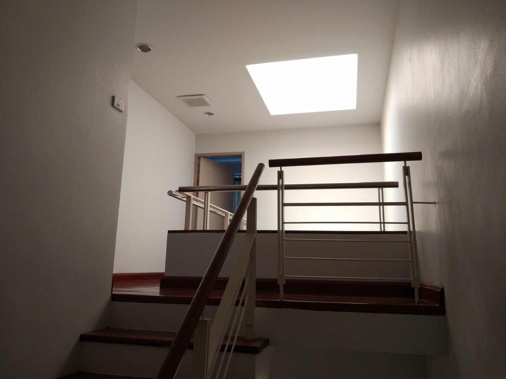 บ้านทาวน์โฮมแต่งโมเดิน-ซอยลาดพร้าว41-เดิน-6-นาทีถึงปากซอย-สถานีภาวนาโมโนเรลสีเหลือง