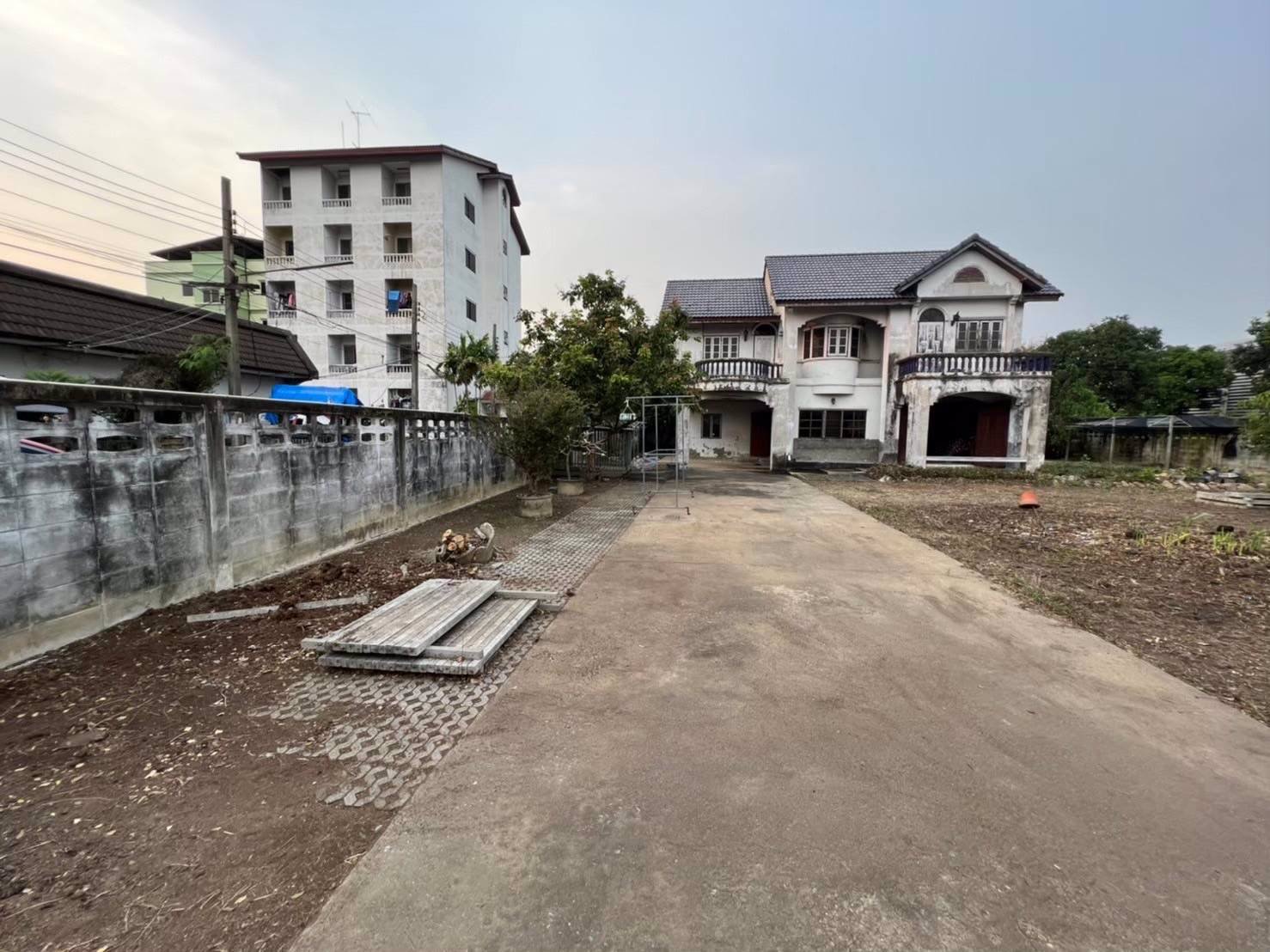 ขายที่ดินพร้อมสิ่งปลูกสร้าง-ผังเมืองสีแดง