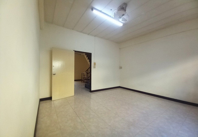 ขายอาคารพาณิชย์-หมู่บ้านรุ่งกิจวิลล่า-9-ซอยร่มเกล้า-58-เขตลาดกระบัง-กรุงเทพมหานคร