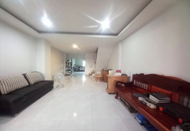 ขายทาวน์เฮ้าส์-หมู่บ้านพูนสินไพรเวซี-ซอยเคหะร่มเกล้า-39-ลาดกระบัง-กรุงเทพมหานคร