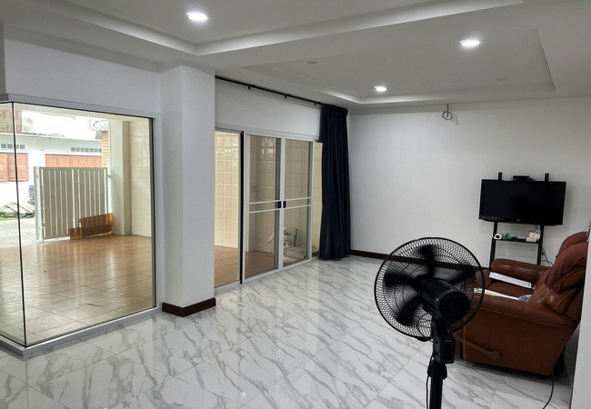 ขายทาวน์เฮ้าส์-หมู่บ้านเสนาวิลล่า-84-ซอยแฮปปี้แลนด์-เขตบางกะปิ-กรุงเทพมหานคร