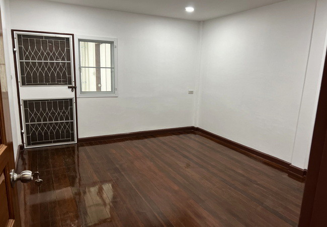 ขายทาวน์เฮ้าส์-หมู่บ้านเสนาวิลล่า-84-ซอยแฮปปี้แลนด์-เขตบางกะปิ-กรุงเทพมหานคร