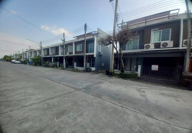 ขายทาวน์เฮ้าส์-หมู่บ้านเดอะคัลเลอร์ส-รังสิต-คลอง-4-เนื้อที่-177-ตรว-2-ชั้น-3-นอน-2-น้ำ