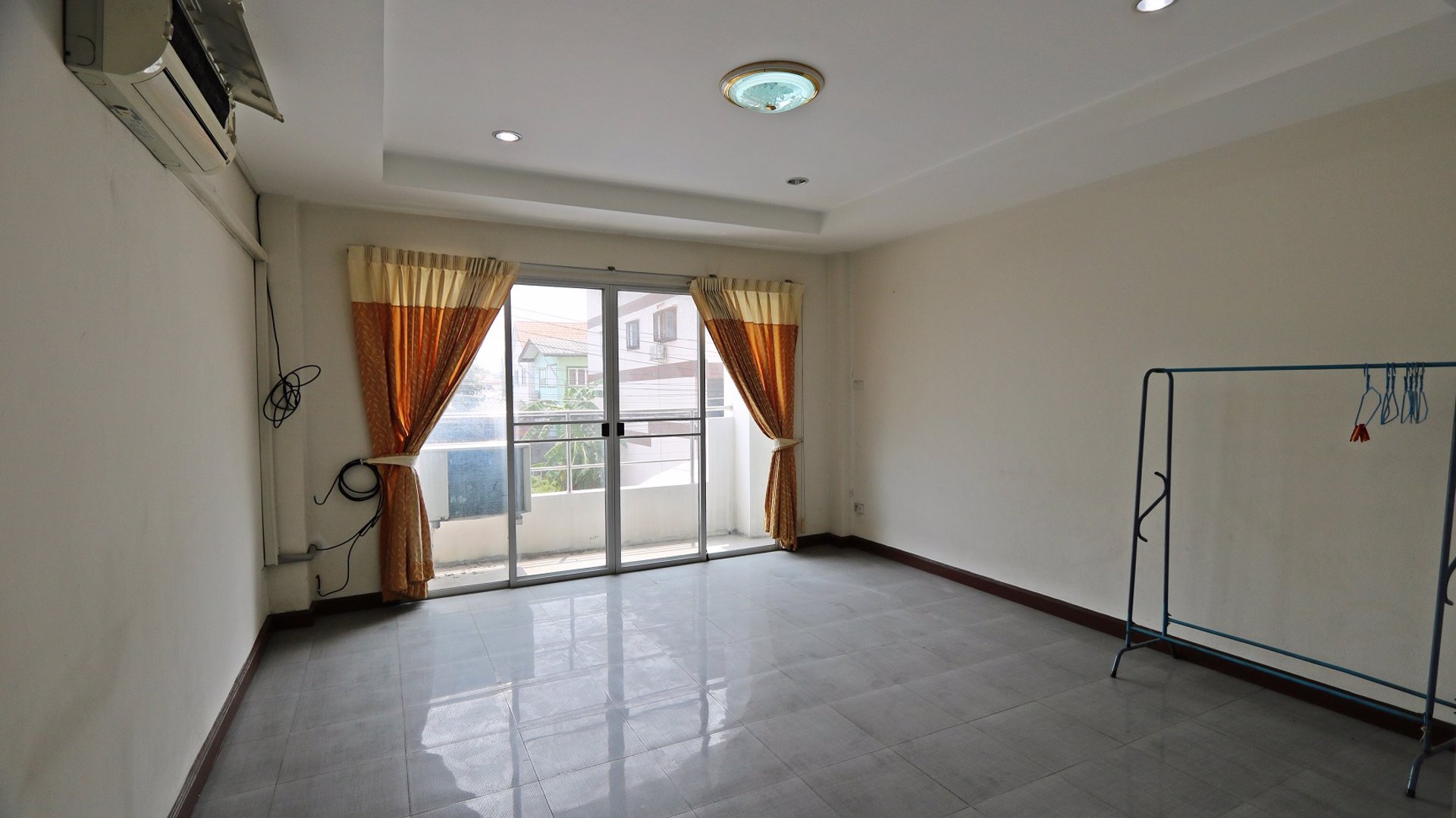 ขาย-ทาวน์เฮาส์-3-ชั้น-แบริ่ง-48-สำโรงเหนือ-สมุทรปราการ-หลังมุม-ทำเลค้าขาย-ใกล้รถไฟฟ้า