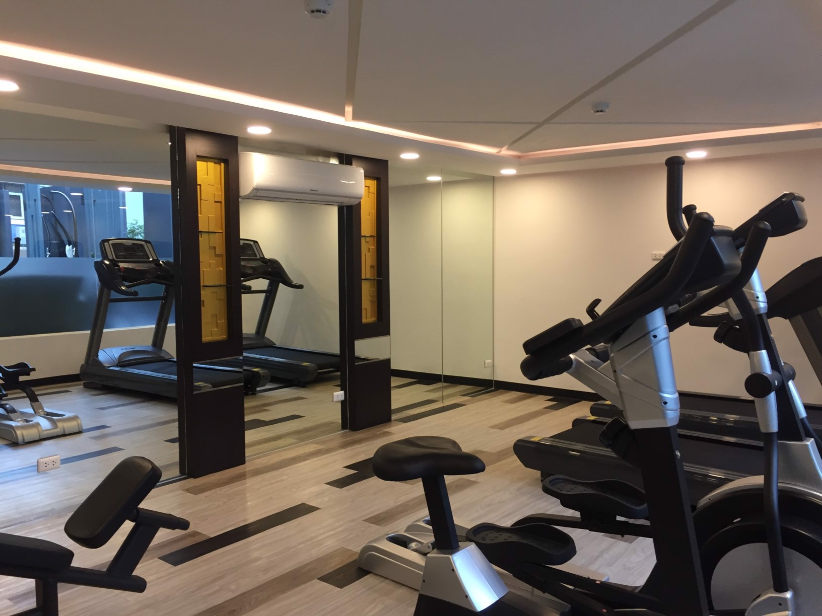 ขายด่วนคอนโดต่ำกว่าราคาโครงการใกล้รถไฟฟ้า-2-สาย-bangkok-feliz-sathorn-taksin-แบงค์คอก-เฟลิซ-สาทร-ตาก