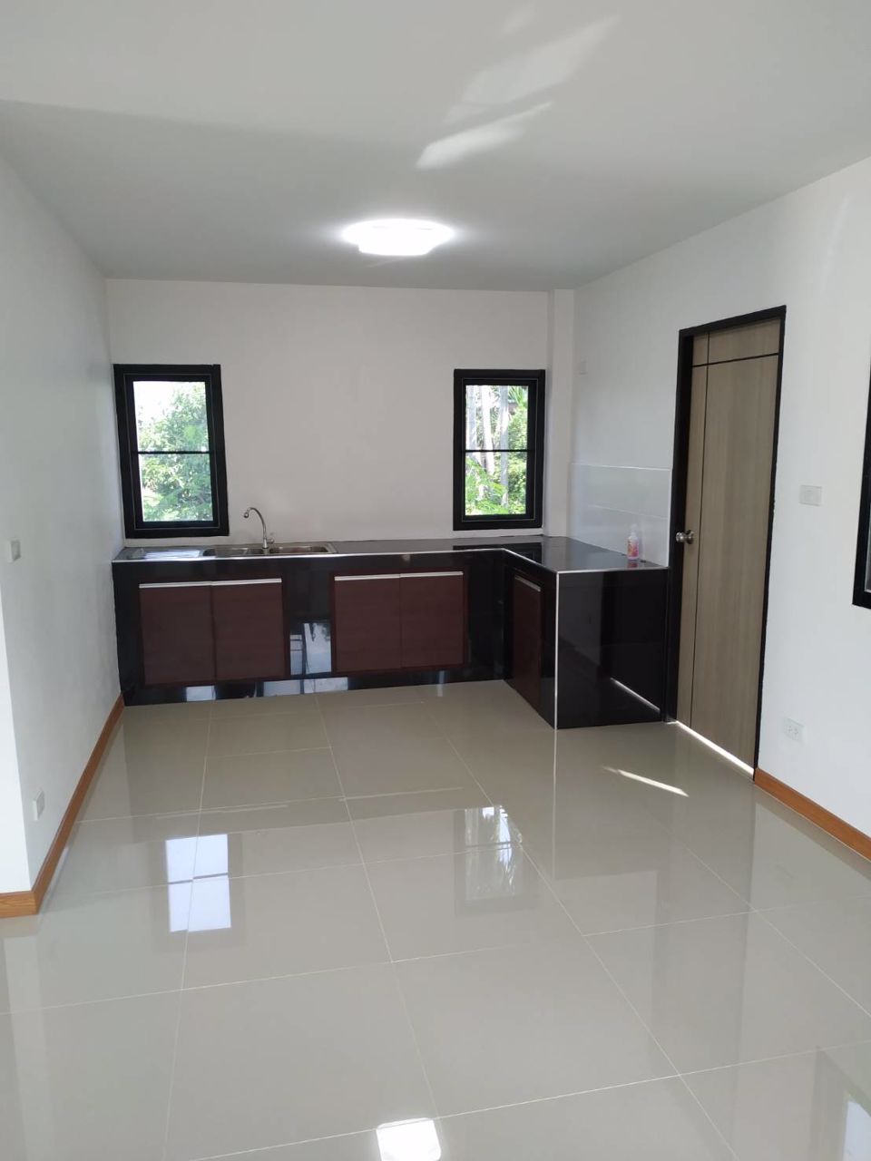 ขายบ้านเดี่ยว-2-ชั้น-ติดสวนสุขภาพ-ปลูกหญ้ารอบบ้านเต็มพื้นที่-ห่างห้างบิ๊กซี-1กิโลเมตร-หนองกี่-บุรีรั