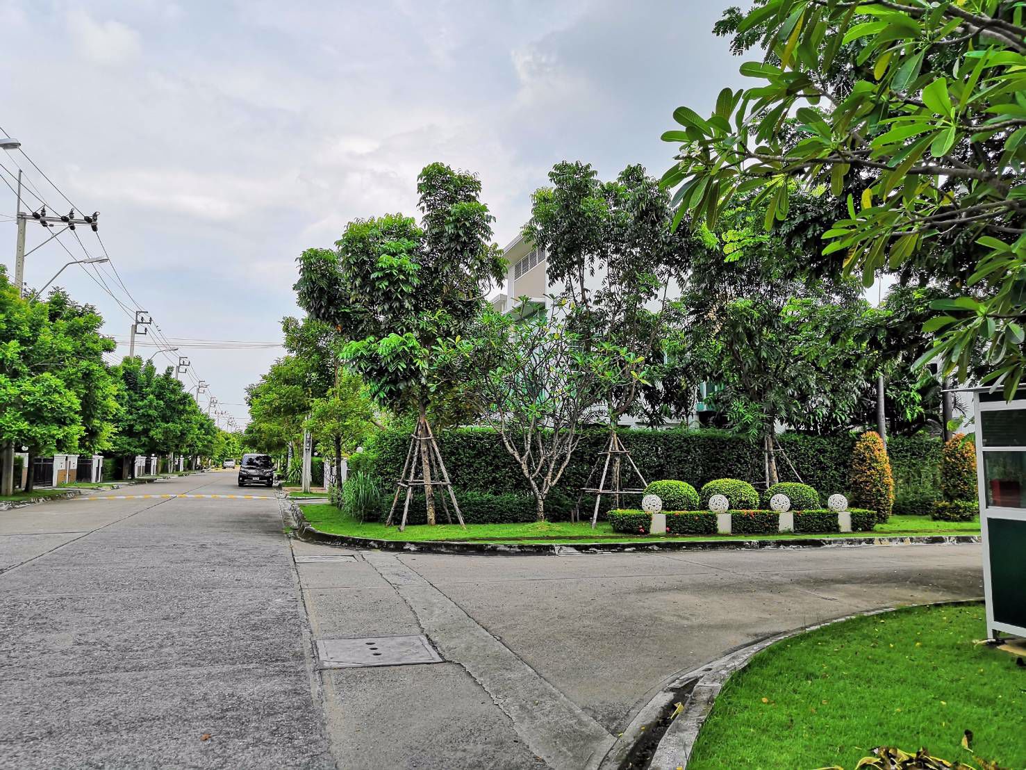 ขายบ้านเดี่ยว-2-ชั้น-หลังมุม-ถนนเมน-ติดกับสวนส่วนกลาง-ไม่มีสายไฟ-กรุงเทพกรีฑาตัดใหม่-ลาดกระบัง-กรุงเ