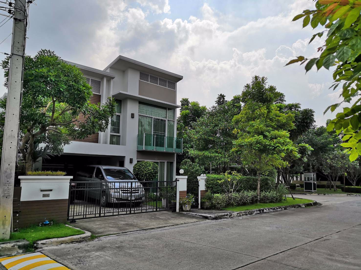 ขายบ้านเดี่ยว-2-ชั้น-หลังมุม-ถนนเมน-ติดกับสวนส่วนกลาง-ไม่มีสายไฟ-กรุงเทพกรีฑาตัดใหม่-ลาดกระบัง-กรุงเ