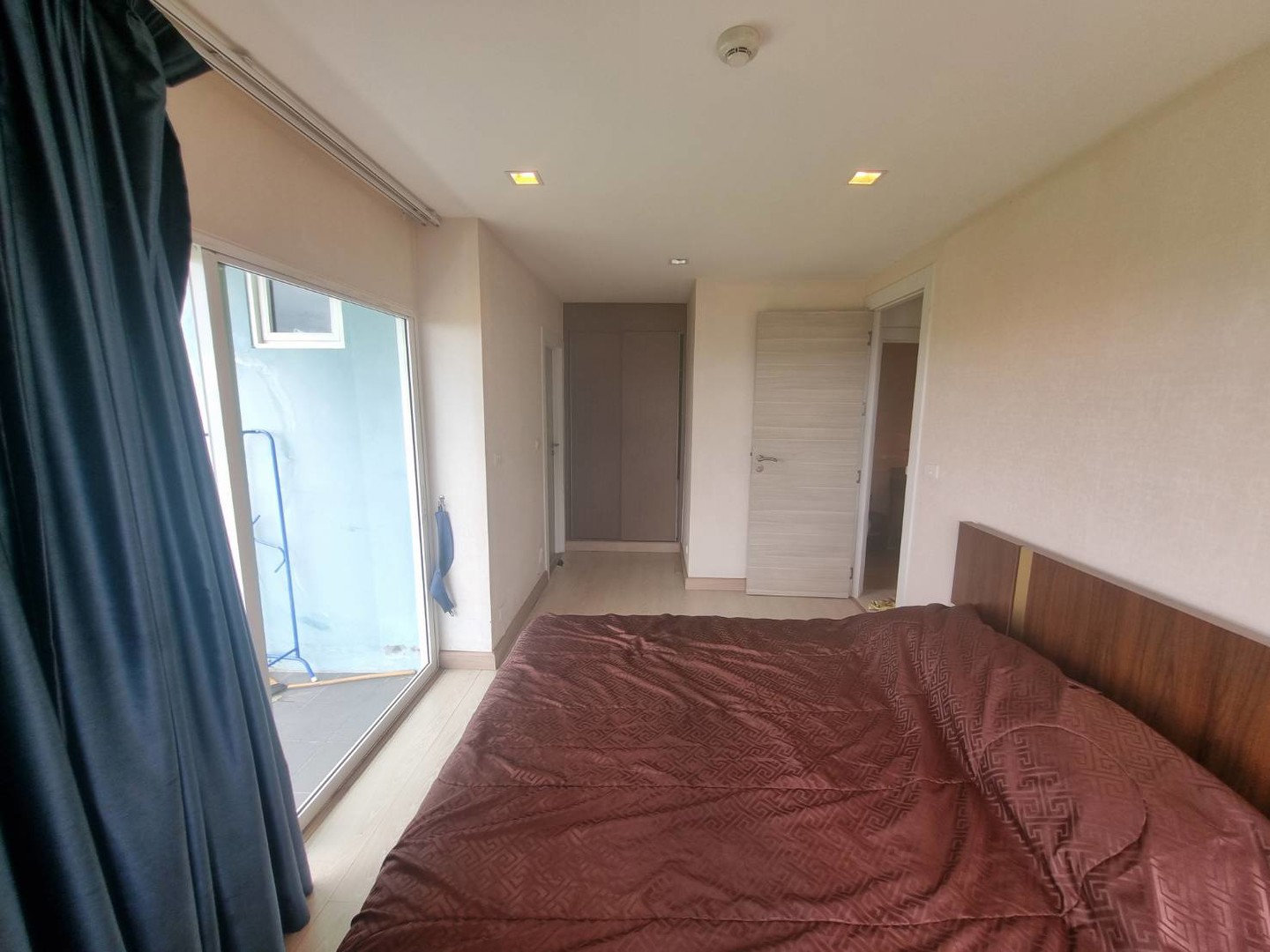 condo-for-sale-with-a-beautiful-view-a-beautiful-beach-free-fernitures-built-pattaya-najomtien