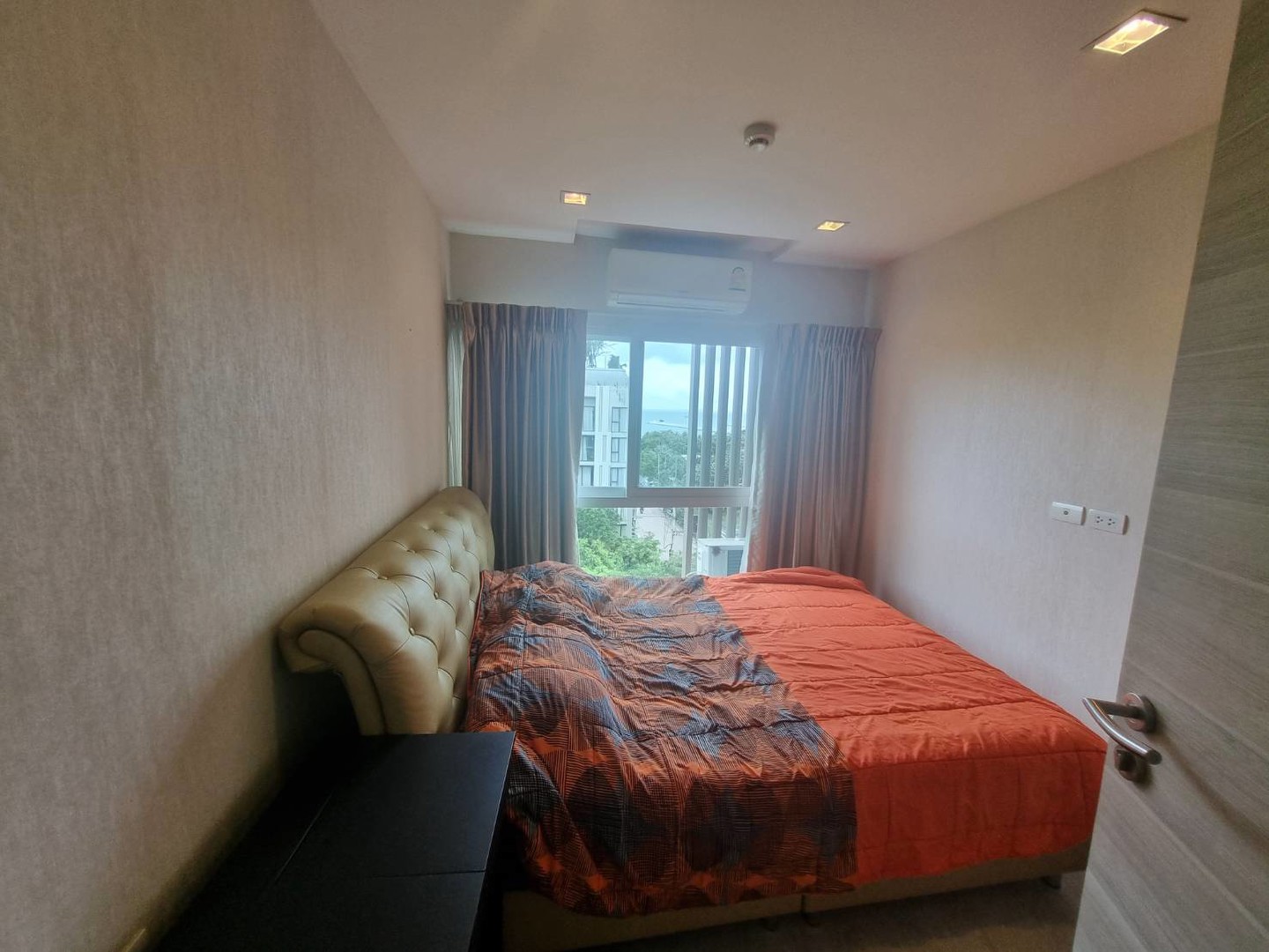 condo-for-sale-with-a-beautiful-view-a-beautiful-beach-free-fernitures-built-pattaya-najomtien