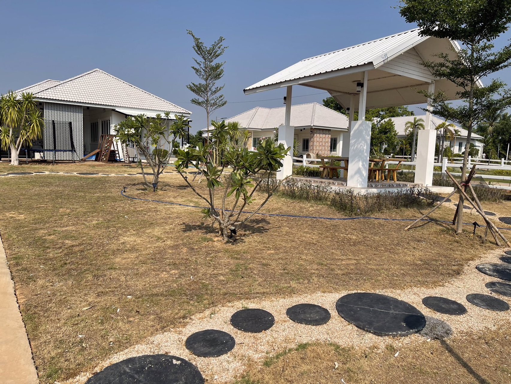 ขายบ้านพร้อมที่ดิน-เครื่องใช้ไฟฟ้าครบ-เฟอร์นิเจอร์ครบ-หิ้วกระเป๋าเข้าอยู่ได้เลย