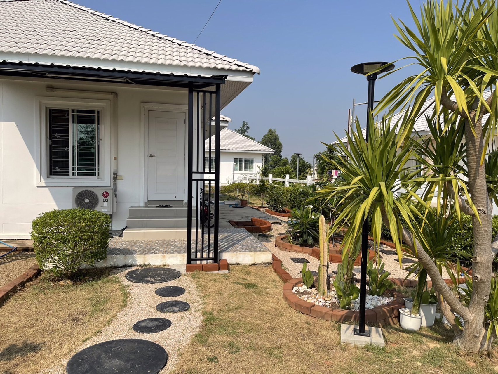 ขายบ้านพร้อมที่ดิน-เครื่องใช้ไฟฟ้าครบ-เฟอร์นิเจอร์ครบ-หิ้วกระเป๋าเข้าอยู่ได้เลย