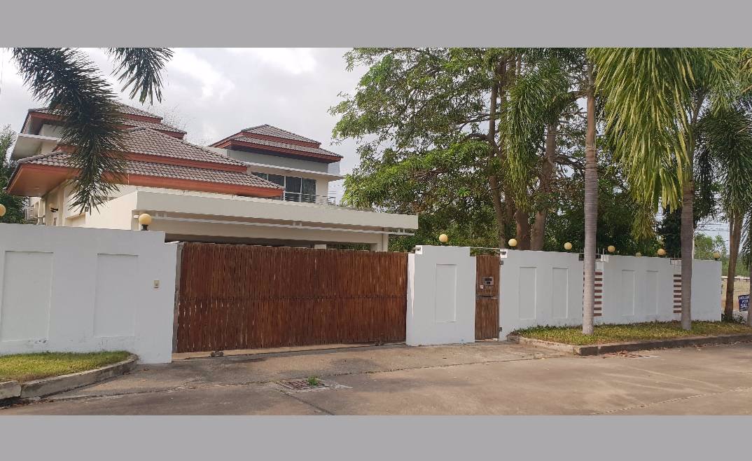 large-modern-3-bedroom-home-with-pool-next-to-horseshoe-point-pattaya