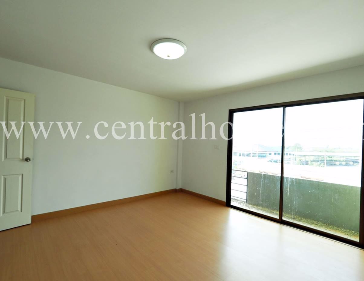 ขายอาคารพาณิชย์-3-ชั้นพร้อมผู้เช่า-ติดถนน-เนื้อที่-19-ตารางวา-ใกล้นิคมอมตะนคร-อีเทค-อพานทอง-จชลบ