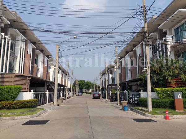 ทาวน์โฮม-หมู่บ้าน-ทาวน์-อเวนิว-ซิกซ์ตี้-วิภาวดี-60-ใกล้รถไฟฟ้า