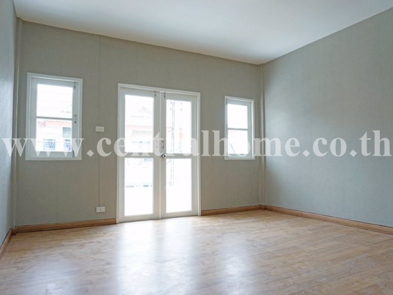 ขายทาวน์เฮ้าส์-17-ตรว-หมู่บ้าน-ดิเอมเมอรัล-พาร์ค2-รีโนเวทใหม่ทั้งหลัง