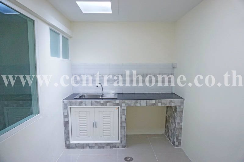 ขายทาวน์เฮ้าส์-17-ตรว-หมู่บ้าน-ดิเอมเมอรัล-พาร์ค2-รีโนเวทใหม่ทั้งหลัง