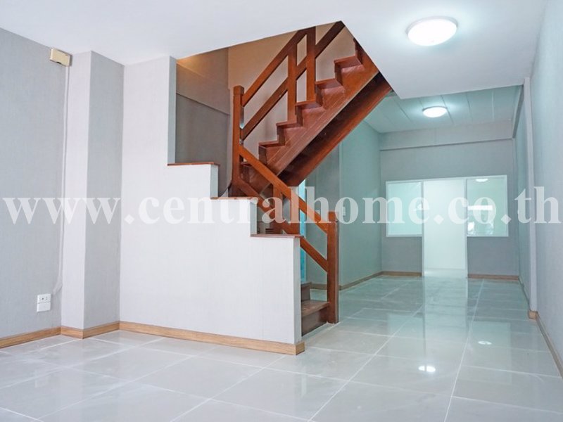 ขายทาวน์เฮ้าส์-17-ตรว-หมู่บ้าน-ดิเอมเมอรัล-พาร์ค2-รีโนเวทใหม่ทั้งหลัง