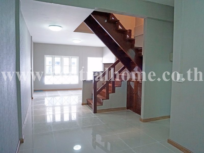 ขายทาวน์เฮ้าส์-17-ตรว-หมู่บ้าน-ดิเอมเมอรัล-พาร์ค2-รีโนเวทใหม่ทั้งหลัง