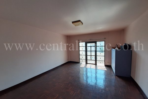 ทาวน์เฮ้าส์-หมู่บ้าน-ลภาวัน-8-ราชพฤกษ์