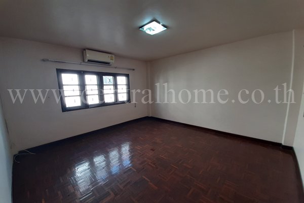 ทาวน์เฮ้าส์-หมู่บ้าน-ลภาวัน-8-ราชพฤกษ์