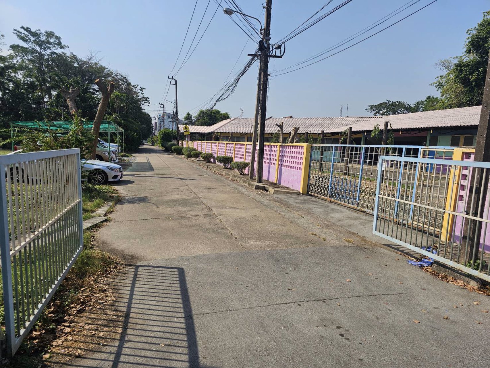 ขายที่ดินเปล่าติดถนนหลักลาดพร้าว-101-แถมสิ่งปลูกสร้างเป็นโรงเรียน