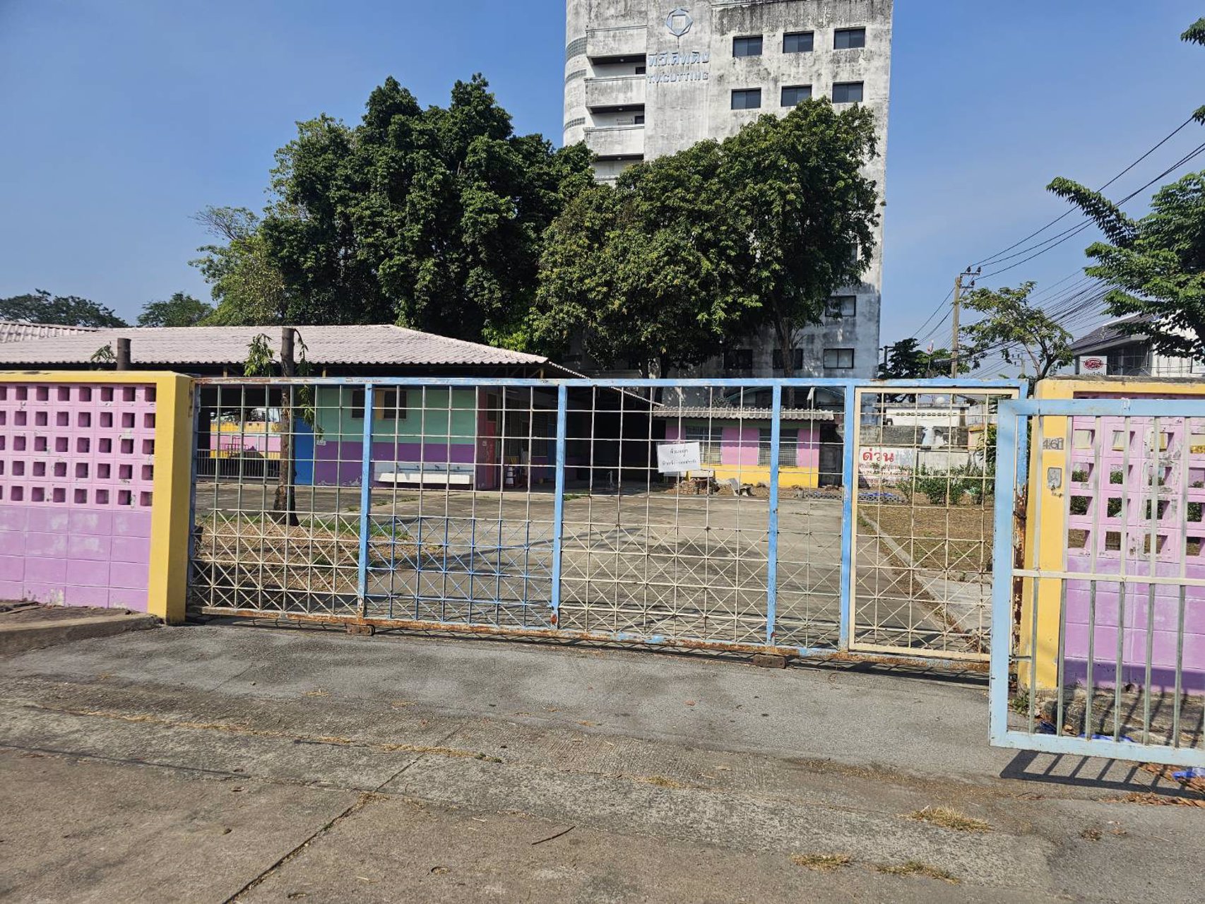 ขายที่ดินเปล่าติดถนนหลักลาดพร้าว-101-แถมสิ่งปลูกสร้างเป็นโรงเรียน