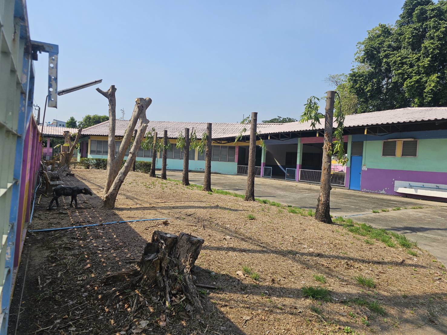 ขายที่ดินเปล่าติดถนนหลักลาดพร้าว-101-แถมสิ่งปลูกสร้างเป็นโรงเรียน