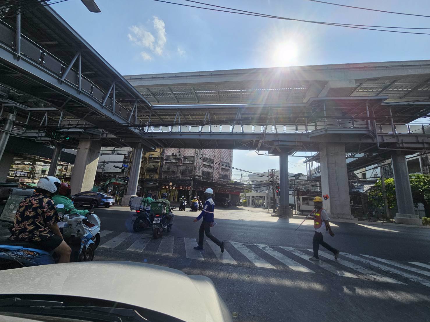 ขายที่ดินเปล่าติดถนนหลักลาดพร้าว-101-แถมสิ่งปลูกสร้างเป็นโรงเรียน