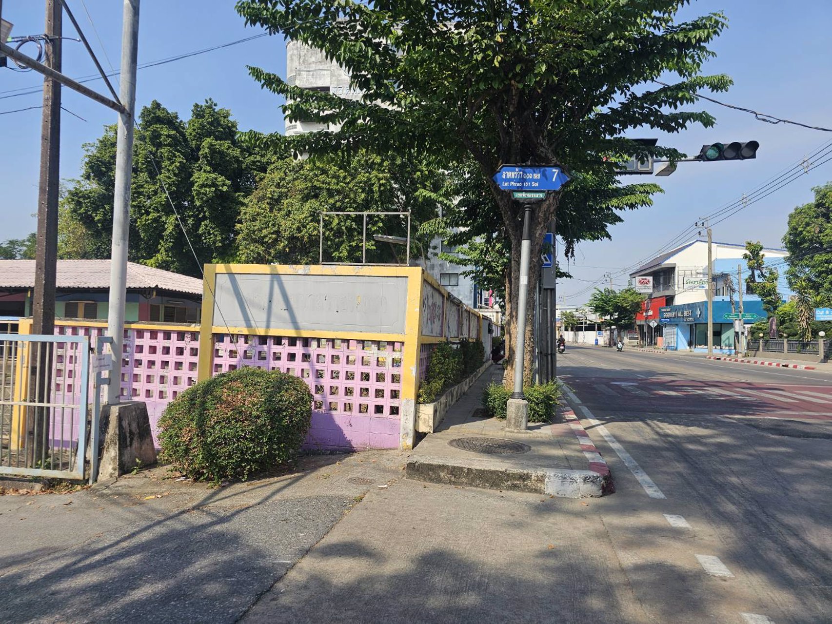 ขายที่ดินเปล่าติดถนนหลักลาดพร้าว-101-แถมสิ่งปลูกสร้างเป็นโรงเรียน