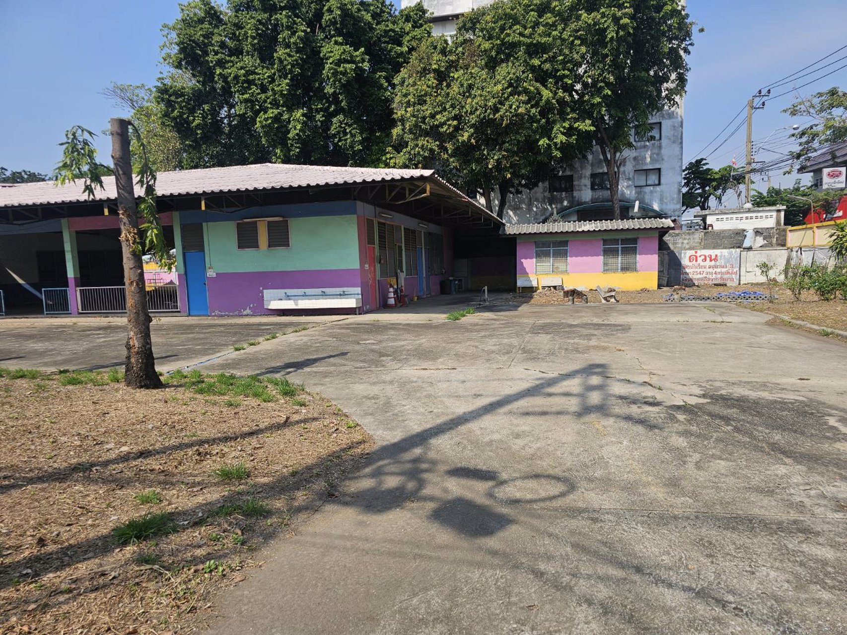 ขายที่ดินเปล่าติดถนนหลักลาดพร้าว-101-แถมสิ่งปลูกสร้างเป็นโรงเรียน