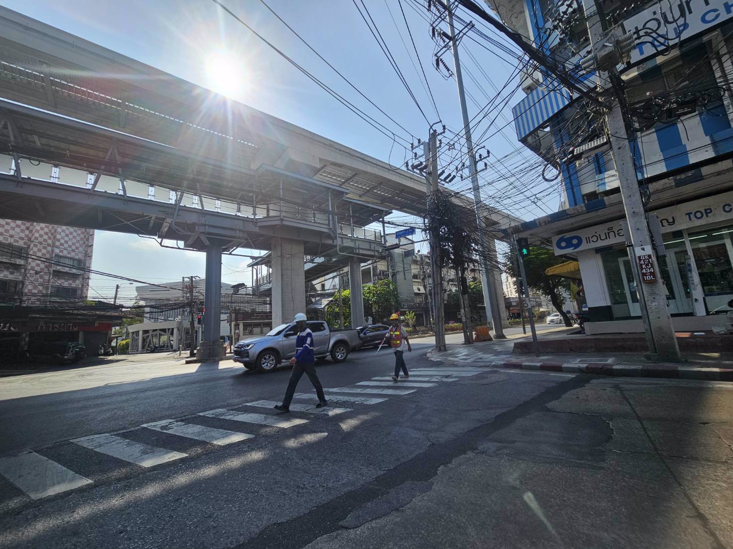 ขายที่ดินเปล่าติดถนนหลักลาดพร้าว-101-แถมสิ่งปลูกสร้างเป็นโรงเรียน