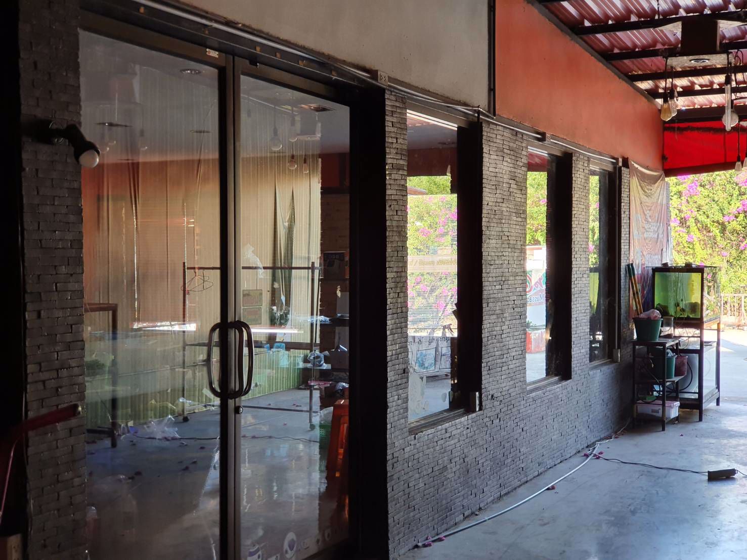 ให้เช่า-ห้องกระจกทำออฟฟิต-หรือห้องเก็บของ-อยู่สี่แยกคอมเพล็กซ์-ฉะเชิงเทรา