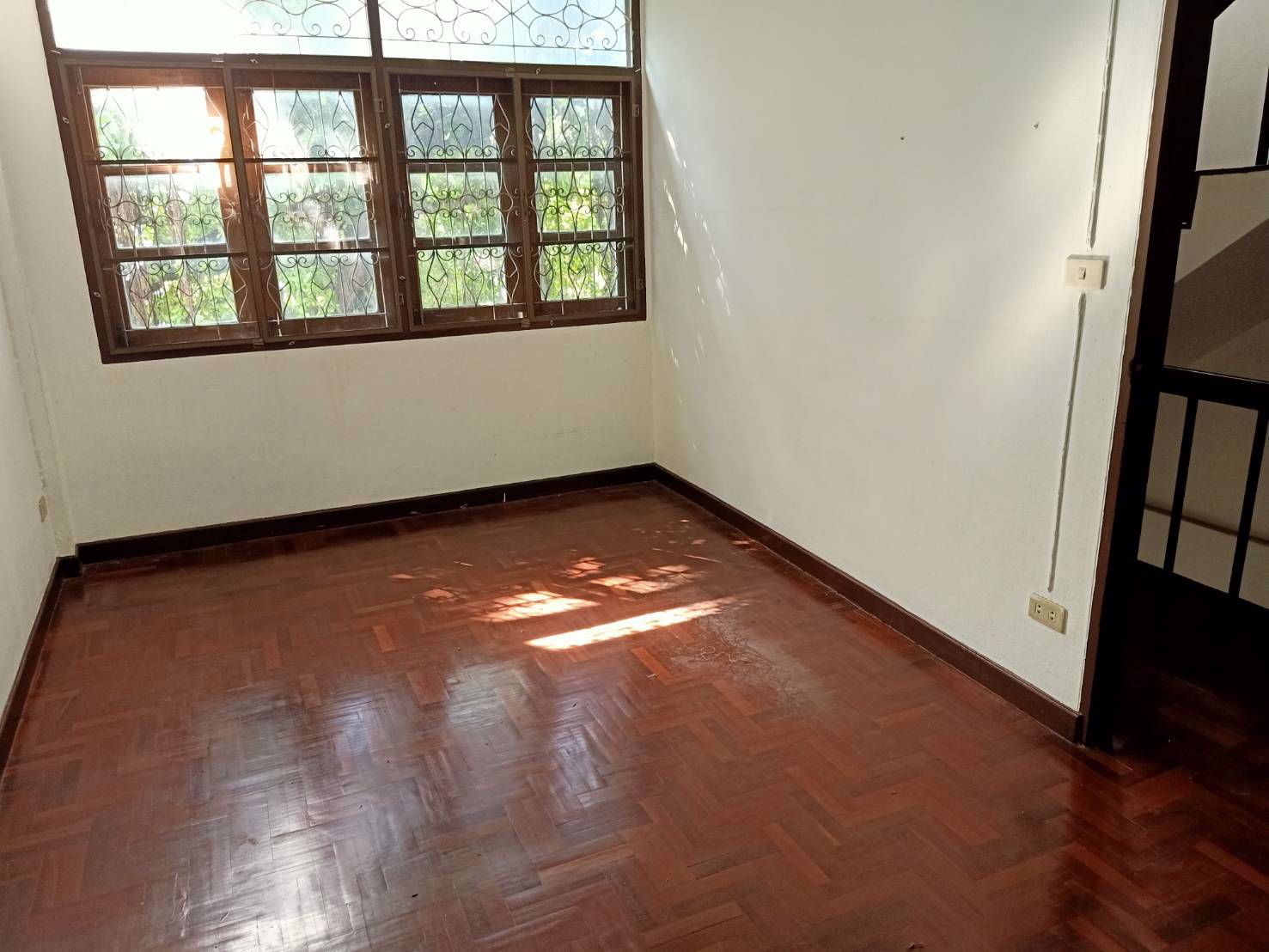 ขาย-เช่า-ทาวน์เฮ้าส์-3-ชั้น-ใกล้ตลาดเช้าสวนผัก-50-เมตร-เดินทางสะดวกเข้าออกได้หลายเส้นทาง-ตลิ่งชัน