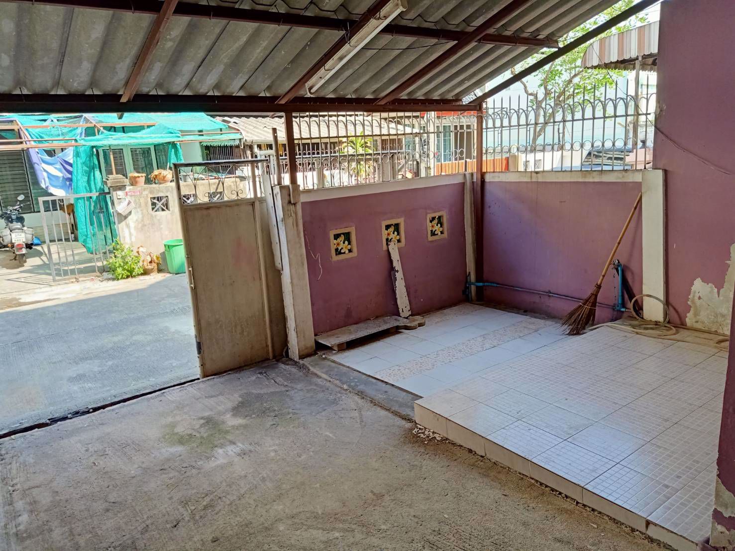 ขาย-เช่า-ทาวน์เฮ้าส์-3-ชั้น-ใกล้ตลาดเช้าสวนผัก-50-เมตร-เดินทางสะดวกเข้าออกได้หลายเส้นทาง-ตลิ่งชัน