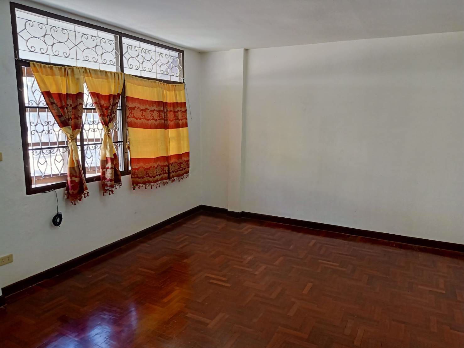 ขาย-เช่า-ทาวน์เฮ้าส์-3-ชั้น-ใกล้ตลาดเช้าสวนผัก-50-เมตร-เดินทางสะดวกเข้าออกได้หลายเส้นทาง-ตลิ่งชัน