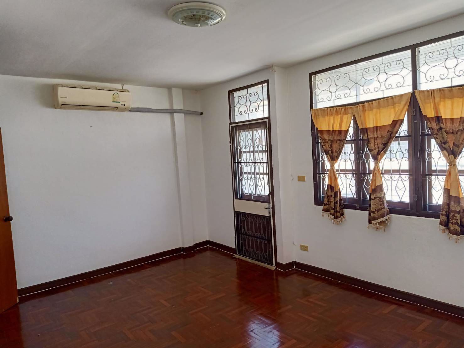 ขาย-เช่า-ทาวน์เฮ้าส์-3-ชั้น-ใกล้ตลาดเช้าสวนผัก-50-เมตร-เดินทางสะดวกเข้าออกได้หลายเส้นทาง-ตลิ่งชัน