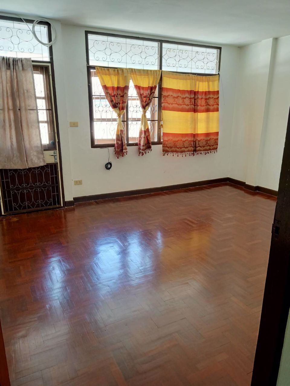 ขาย-เช่า-ทาวน์เฮ้าส์-3-ชั้น-ใกล้ตลาดเช้าสวนผัก-50-เมตร-เดินทางสะดวกเข้าออกได้หลายเส้นทาง-ตลิ่งชัน