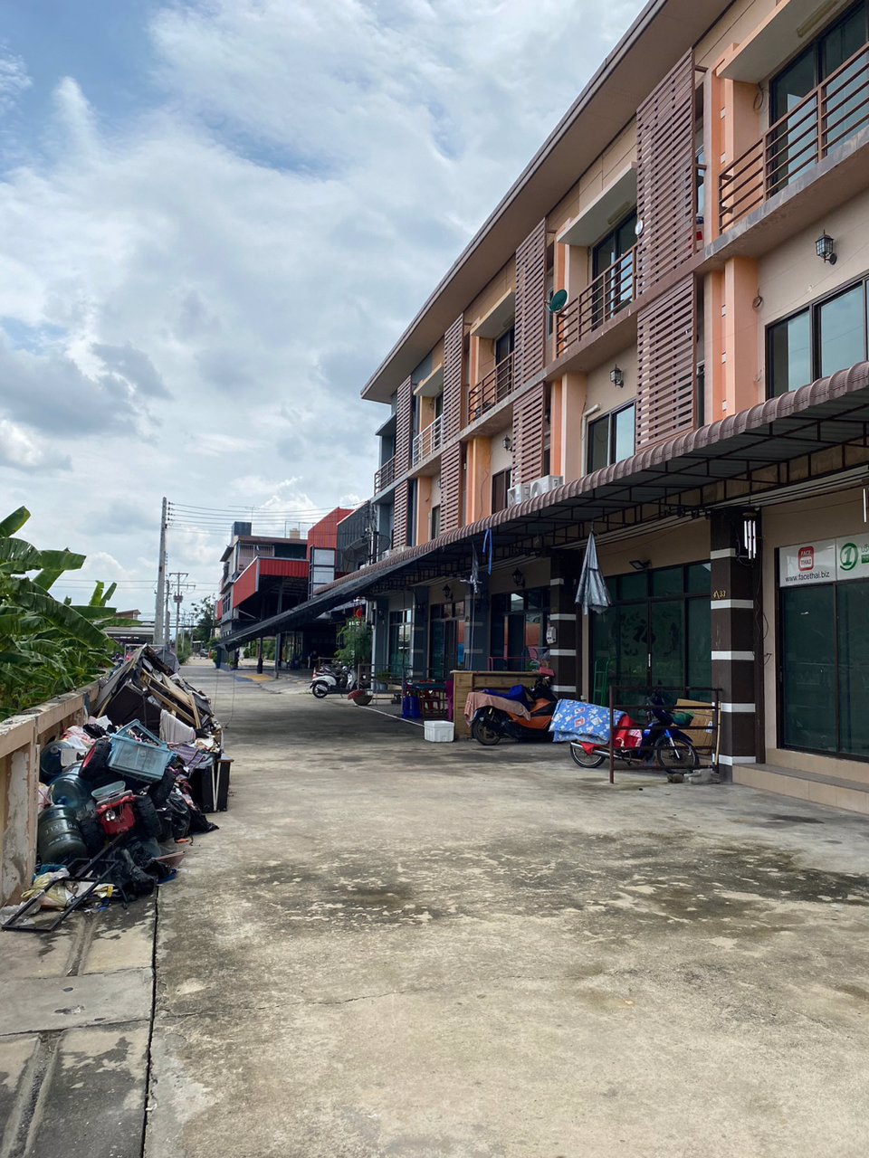 ขายอาคารพาณิชย์-3-ชั้น-ซเปียนนท์-ลำลูกกา-สภาพดี-ต้นซอย