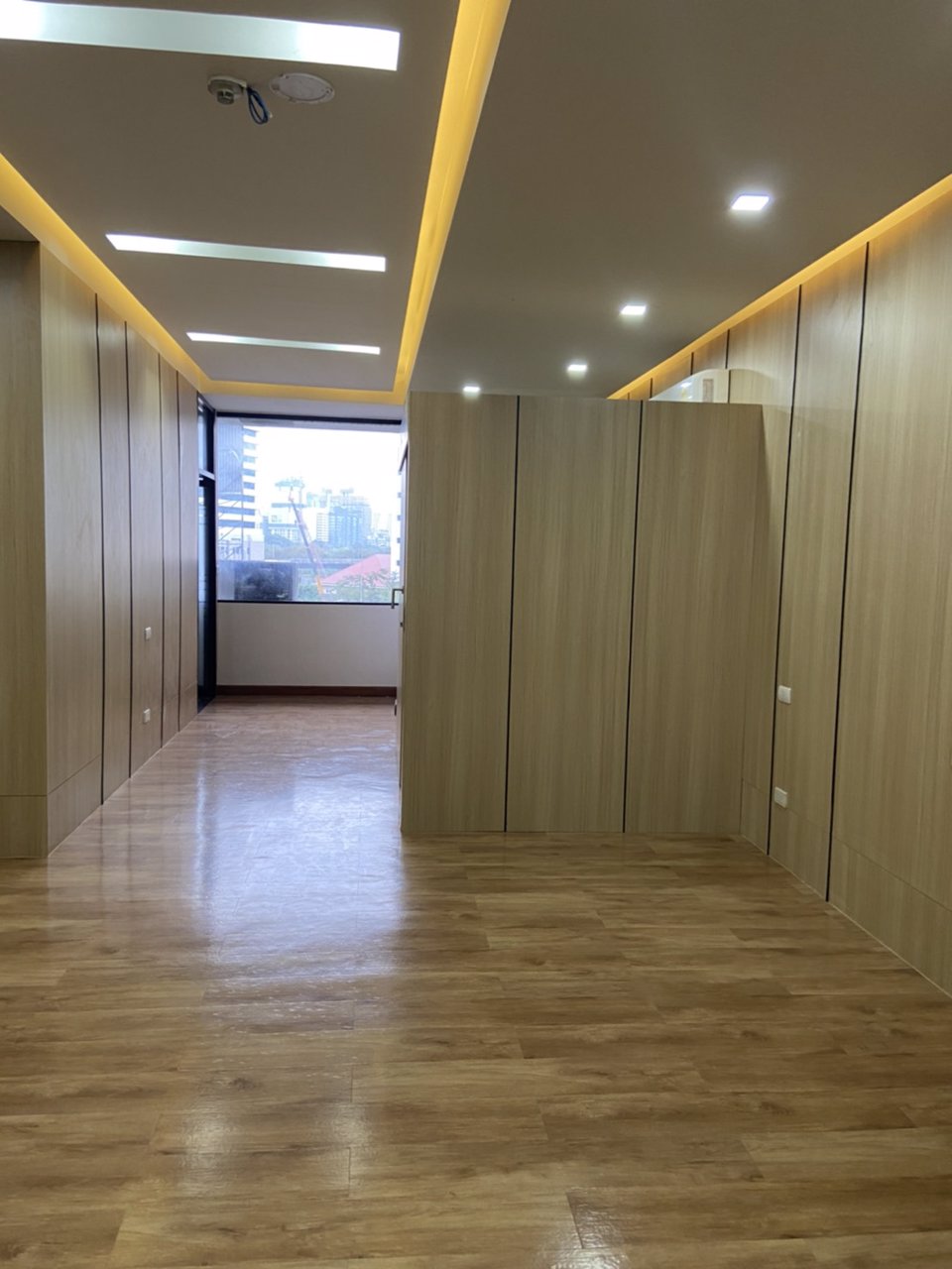 สำนักงานให้เช่า-charn-issara1-rama4