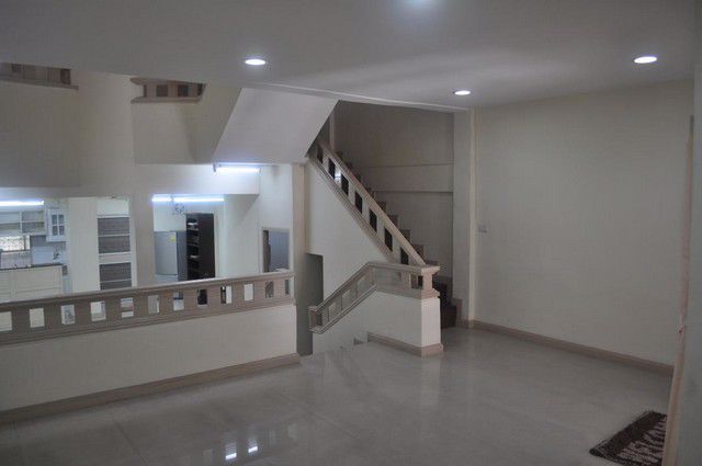 code5644-ให้เช่าทาวน์โฮม-3-ชั้น-หน้ากว้าง-ย่านพระรามเก้า-mrt-พระราม-9-เพียง-3-กิโลเมตร-ใกล้ทางด่วน