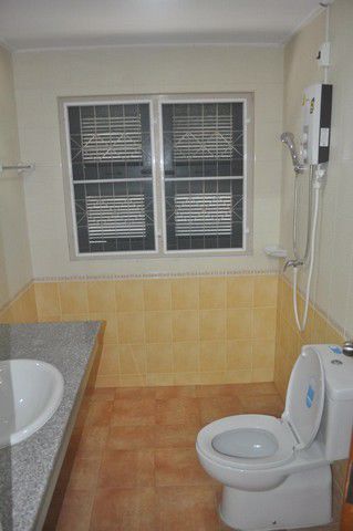 code5644-ให้เช่าทาวน์โฮม-3-ชั้น-หน้ากว้าง-ย่านพระรามเก้า-mrt-พระราม-9-เพียง-3-กิโลเมตร-ใกล้ทางด่วน