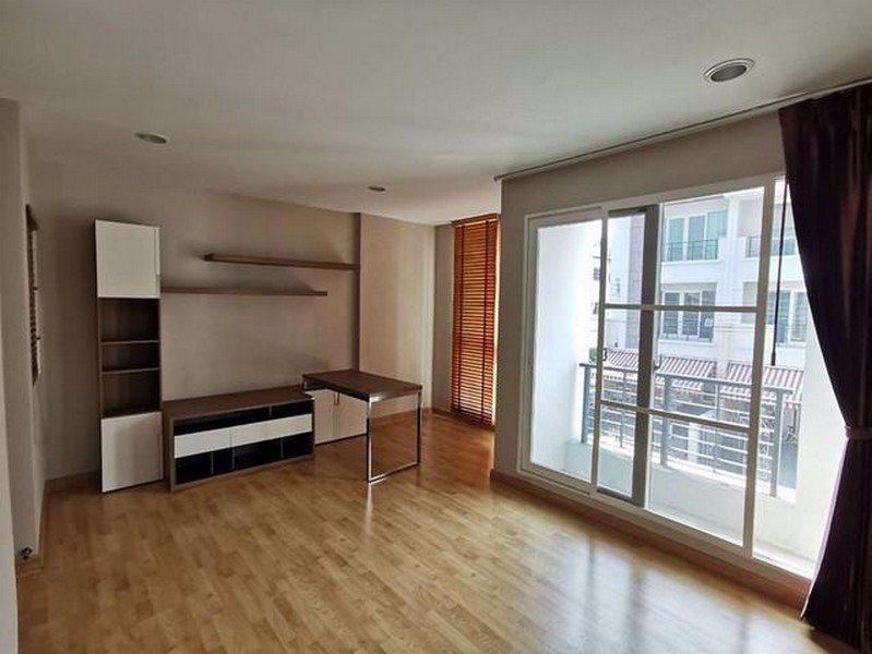 code16816-ให้เช่าและขายทาวน์โฮม-3-ชั้นโซนเลียบด่วน-บ้านกลางเมือง-s-sense-พระรามเก้า-ลาดพร้าว