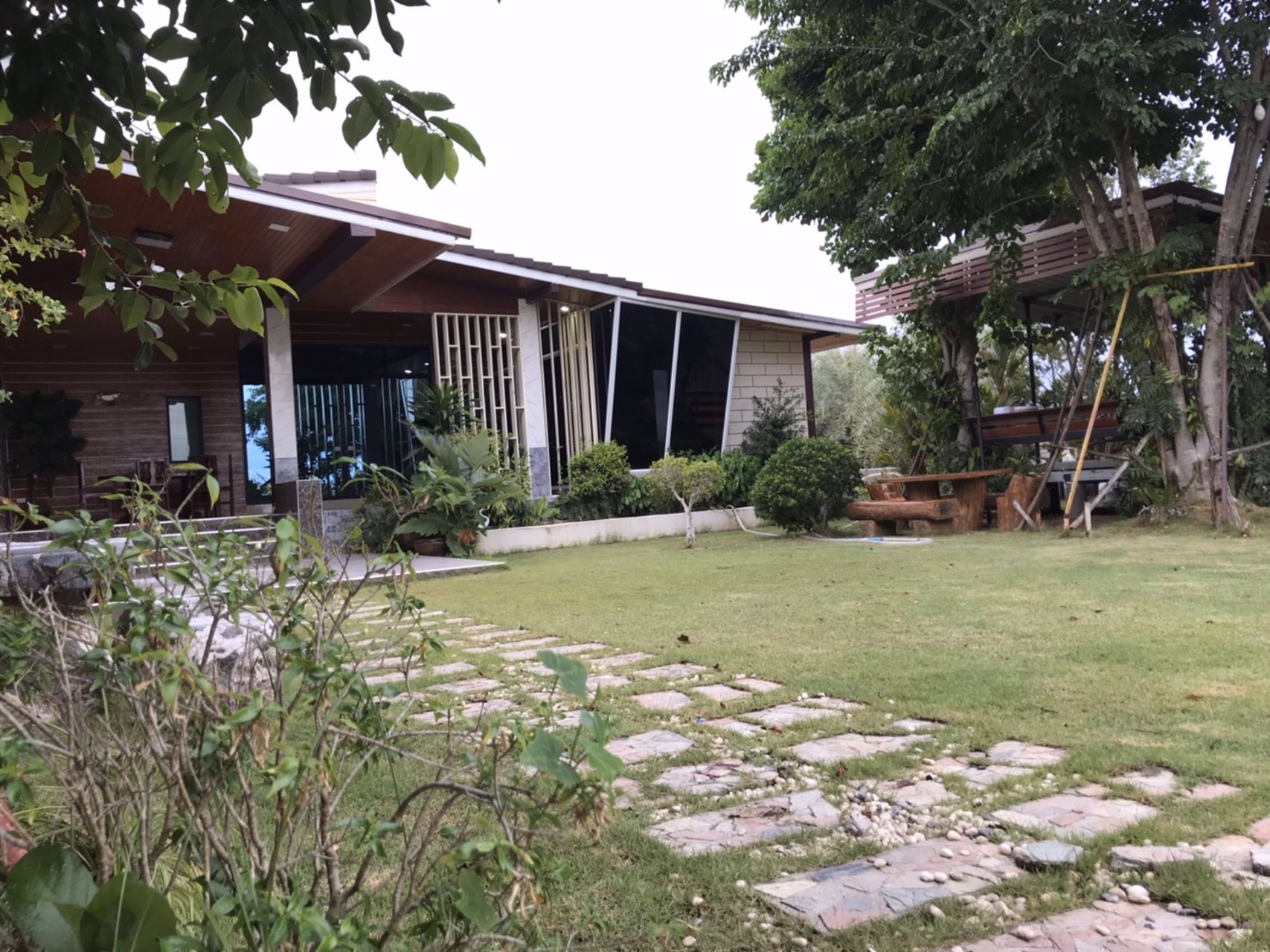 บ้านเดี่ยว-ทรงโมเดิร์น-บ้านสวน-ใกล้ตัวเมือง-นครปฐม