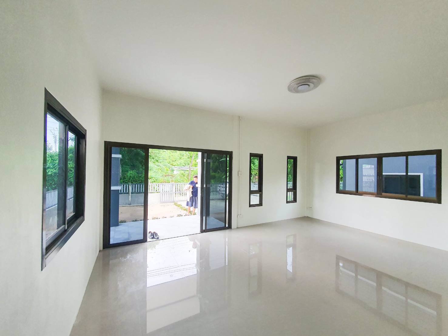 บ้านใหม่เพิ่งสร้างเสร็จ-ราคาดีมว๊ากกกก-ขายต่ำกว่าประเมิน-พร้อมเข้าอยู่ได้เลยจ้า