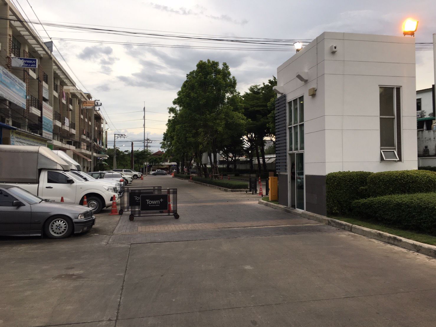 ขายอาคารพาณิชย์-โครงการ-ทาวน์พลัส-ประชาอุทิศ-เยื้องซอยประชาอุทิศ90-อยู่ใกล้กับบิ๊กซีประชาอุทิศ